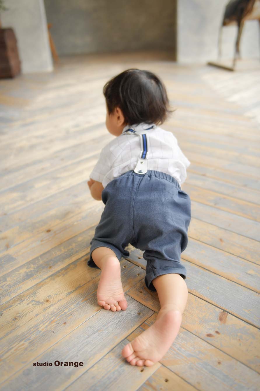 1歳お誕生日撮影ハイハイしている後ろ姿、小さなお尻