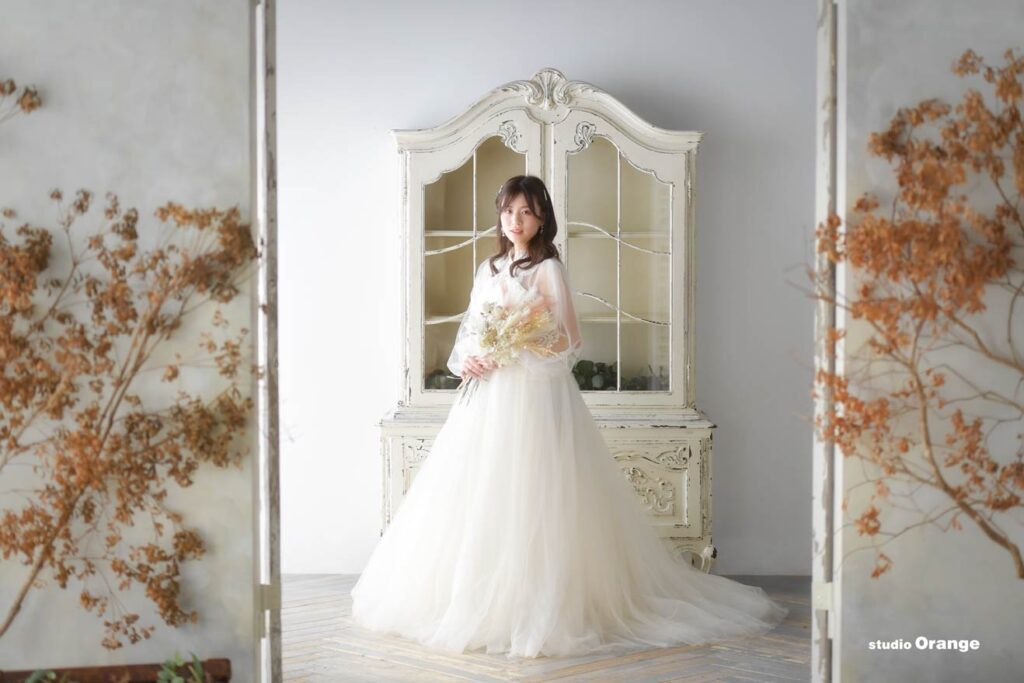 長袖のドレスをきた花嫁