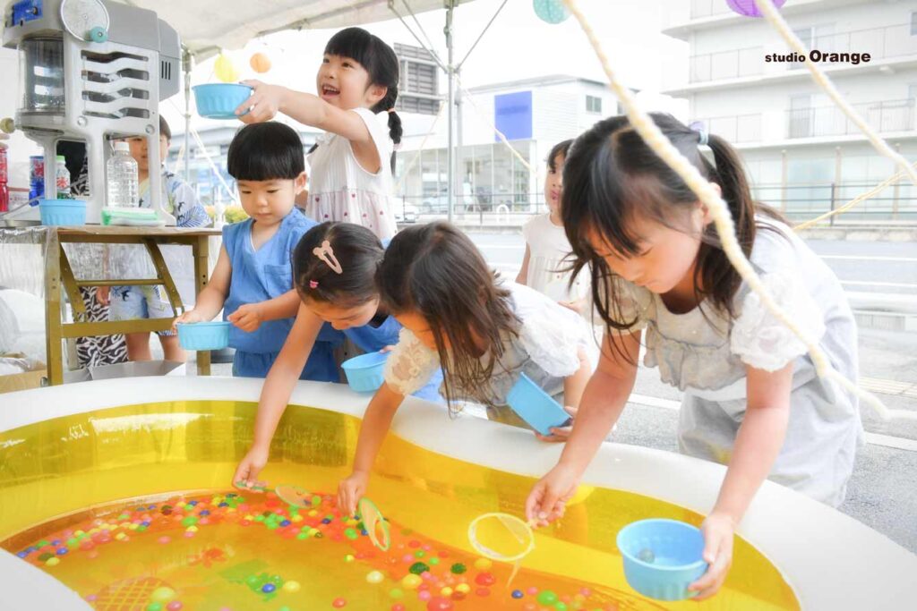 おもちゃすくいを楽しむ子どもたち