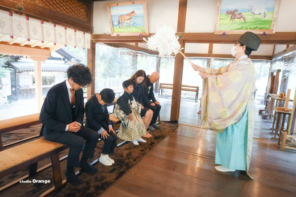 生駒大社で七五三ご祈祷をしている5歳男の子とそのご家族