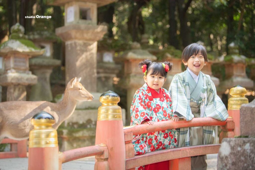 春日大社で七五三出張撮影をしている3歳女の子と5歳男の子