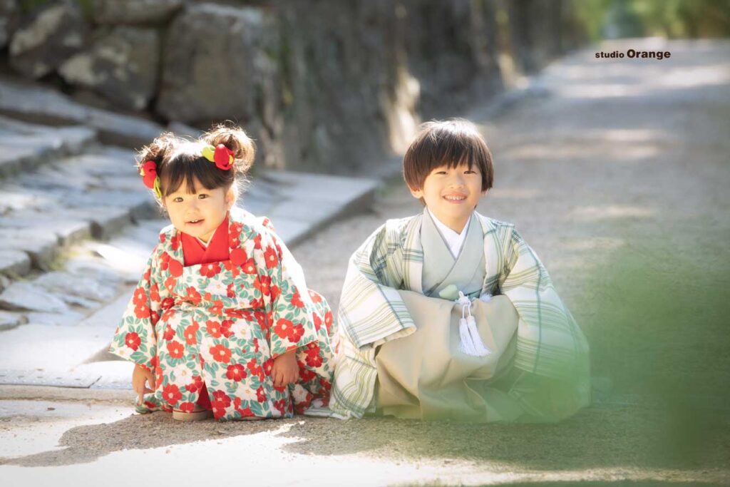 七五三着物を着た5歳男の子、3歳女の子